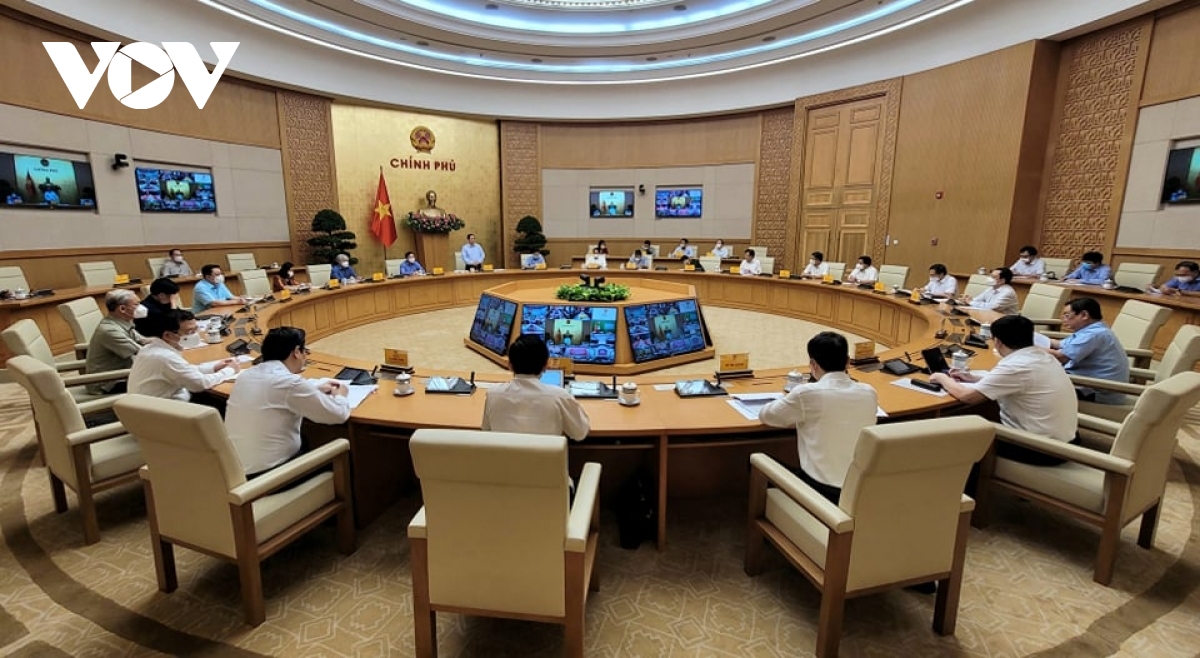 PM Chinh calls for greater efforts to curb COVID-19 pandemic soon